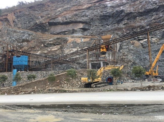 河北鹿泉市曲寨建材廠石料生產(chǎn)線現(xiàn)場(chǎng)