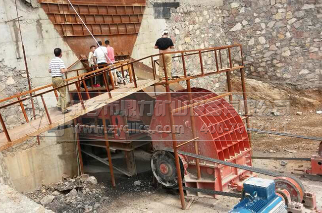 錘式破碎機(jī)安裝現(xiàn)場(chǎng) 錘式破碎機(jī)安裝現(xiàn)場(chǎng)