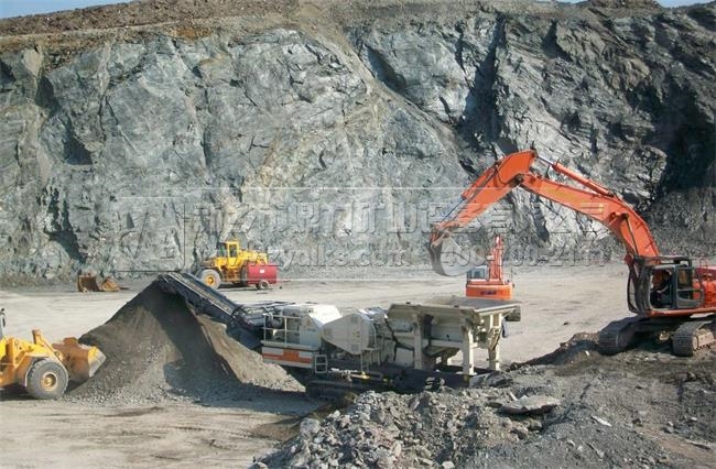 采石場挖掘機(jī)在工作