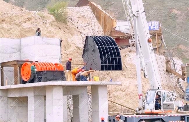 石渣機的吊裝現(xiàn)場