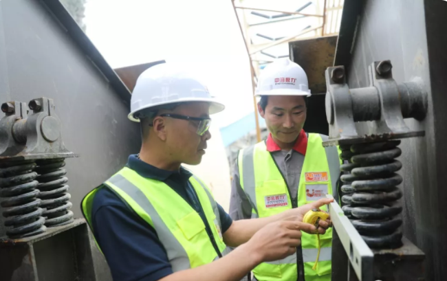 技術(shù)人員對(duì)設(shè)備的維護(hù)現(xiàn)場(chǎng)