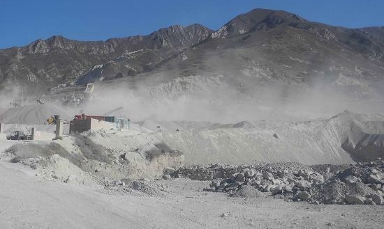 配圖:揚(yáng)塵嚴(yán)重的礦山開采現(xiàn)場(chǎng)