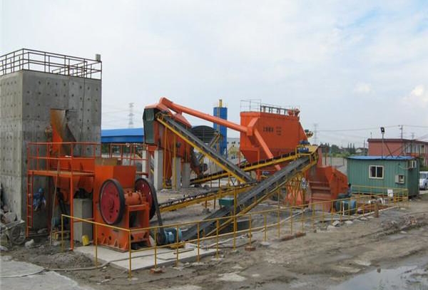 顎式破碎機(jī)加工石頭現(xiàn)場