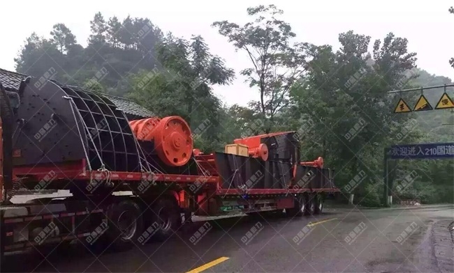 在運(yùn)輸中的砂場(chǎng)設(shè)備