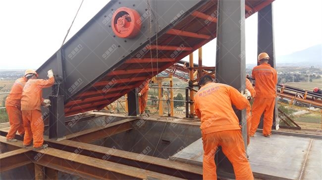 圓形振動(dòng)篩安裝現(xiàn)場(chǎng)