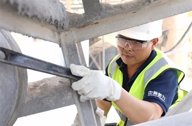 技術(shù)人員在對(duì)錘式破碎機(jī)檢修