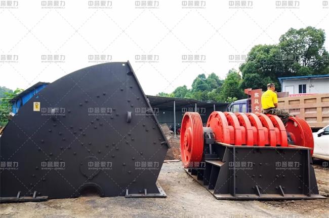 等待被安裝的新破碎機