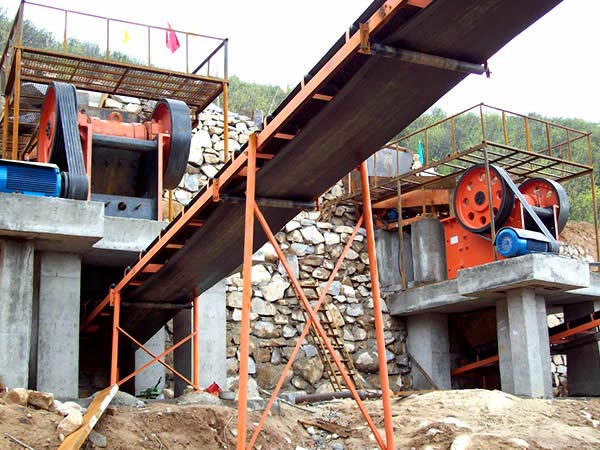 破碎現(xiàn)場(chǎng)的顎式破碎機(jī)