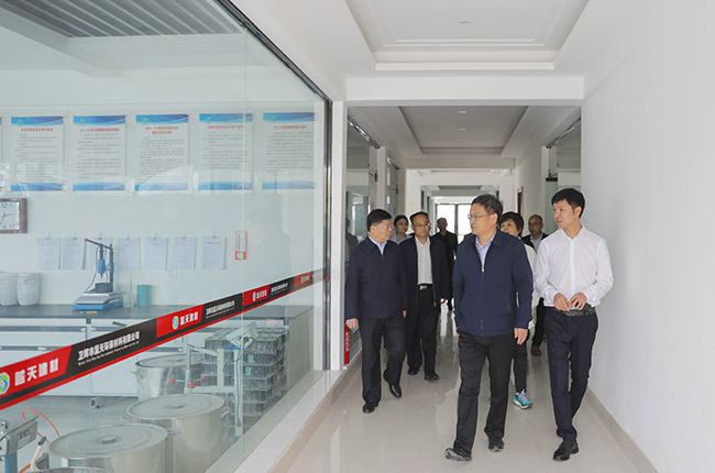 參觀藍(lán)天環(huán)保材料公司實(shí)驗(yàn)室