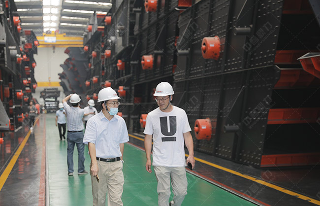 實(shí)地參觀中譽(yù)鼎力智能化一體生產(chǎn)車(chē)間