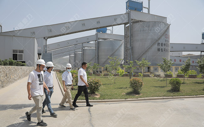 參觀資源有限公司時(shí)產(chǎn)3000噸砂石骨料生產(chǎn)線