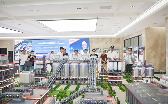 張治民董事長介紹多位一體循環(huán)建材產(chǎn)業(yè)園項目建設理念