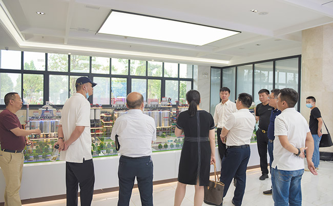 張治民董事長介紹多位一體循環(huán)建材產(chǎn)業(yè)園項目建設理念